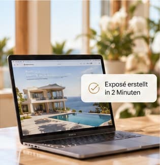 Laptop mit fertigem Exposé einer Villa am Meer